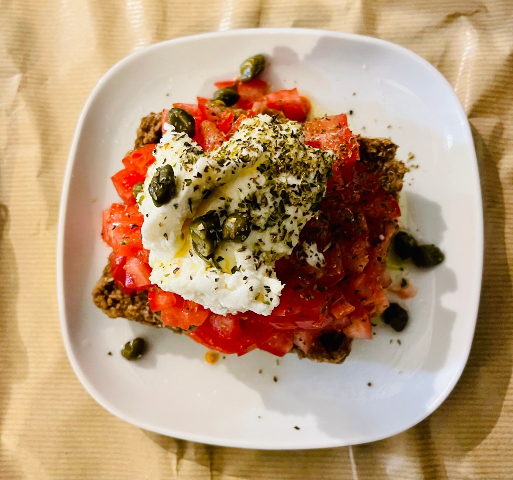 Dakos con formaggio locale del ristorante Dal Capo - Folegandros, Isole Cicladi, Grecia