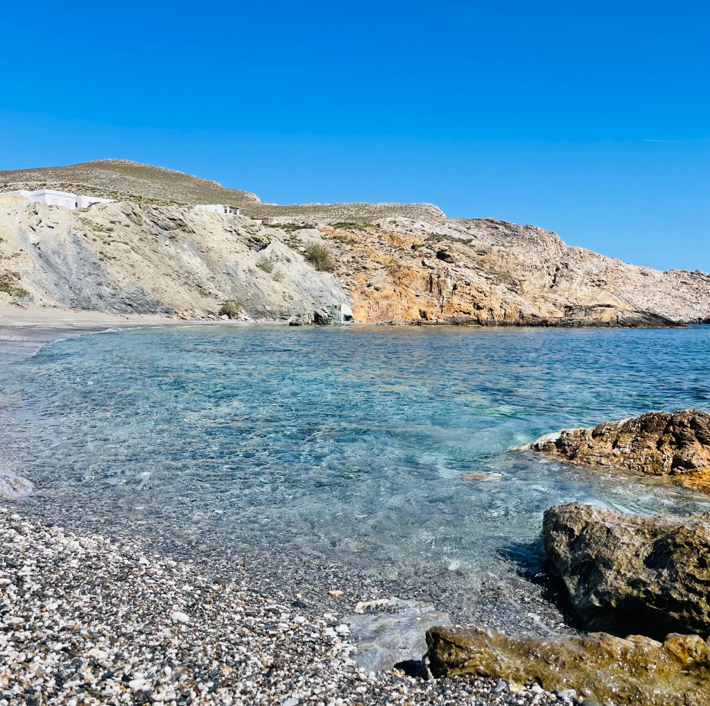 L'acqua cristallina della spiaggia di Vardia - Folegandros, Isole Cicladi, Grecia