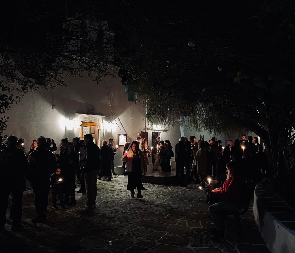 Al termine della messa che apre le celebrazioni pasquali - Folegandros, Isole Cicladi, Grecia