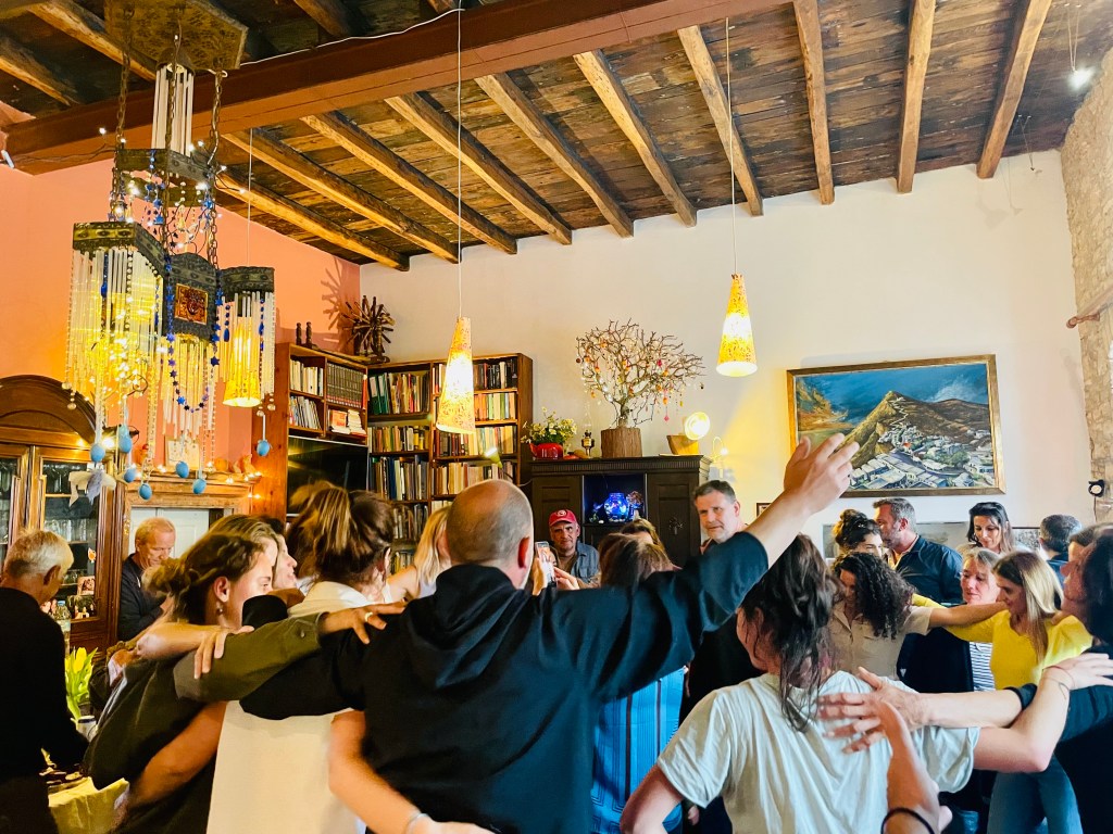 Si balla il sirtaki nelle case di Kastro - Folegandros, Isole Cicladi, Grecia