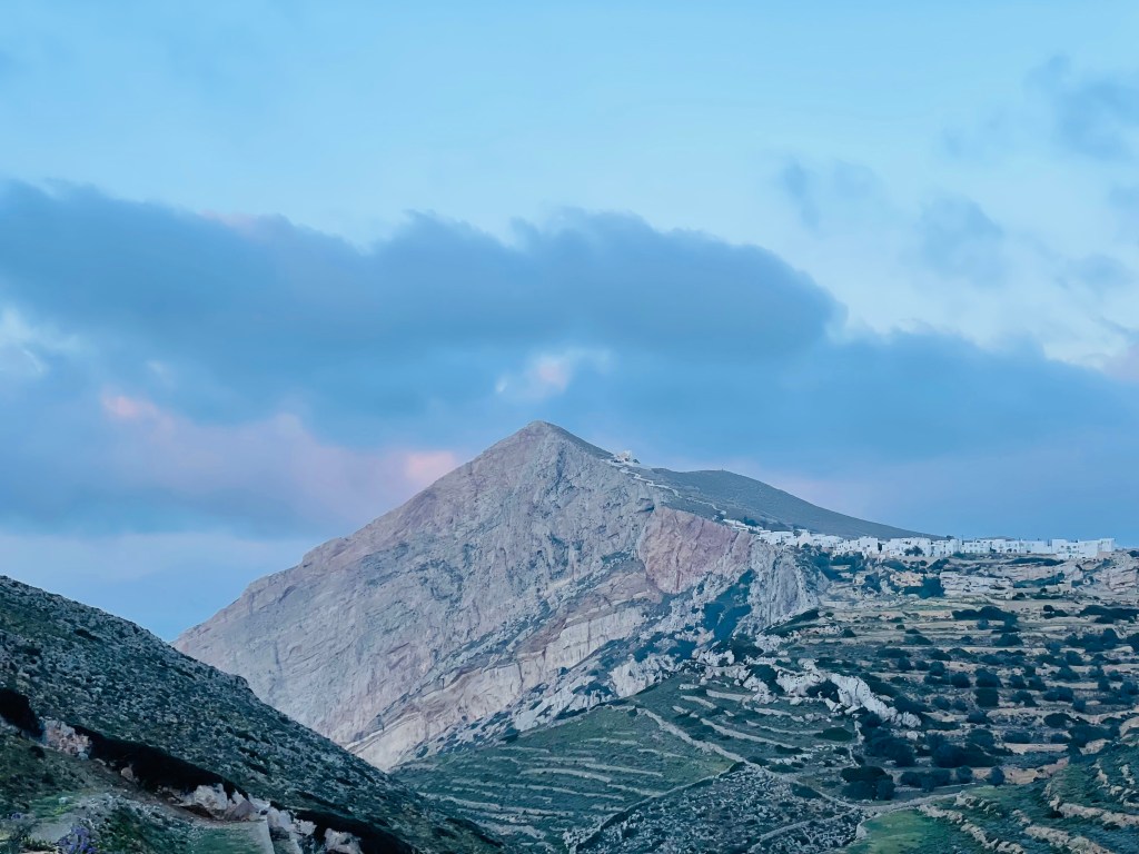 Uno scorcio sulla Panagìa, vista da Ano Merià - Folegandros, Isole Cicladi, Grecia