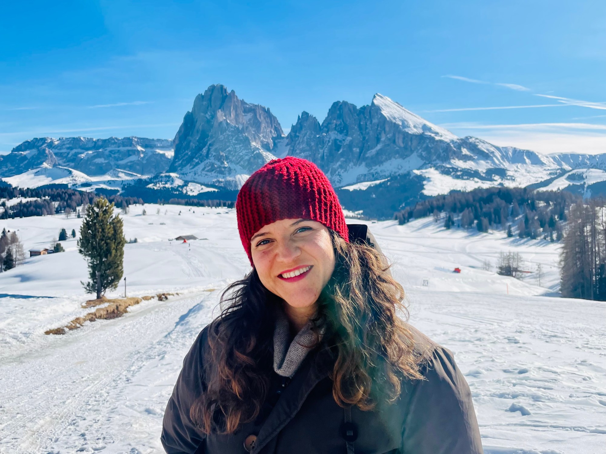 Donna sorride all'Alpe di Siusi - Trentino Alto Adige, Italia