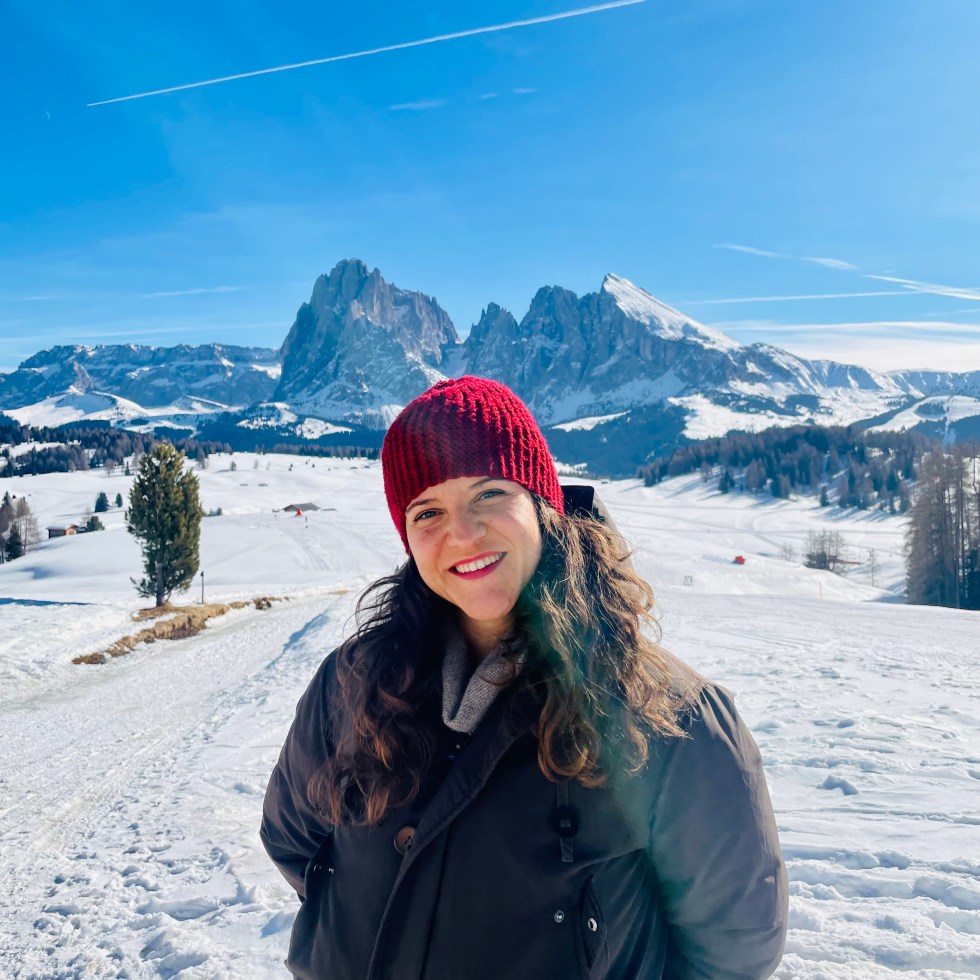 Donna sorride all'Alpe di Siusi - Trentino Alto Adige, Italia