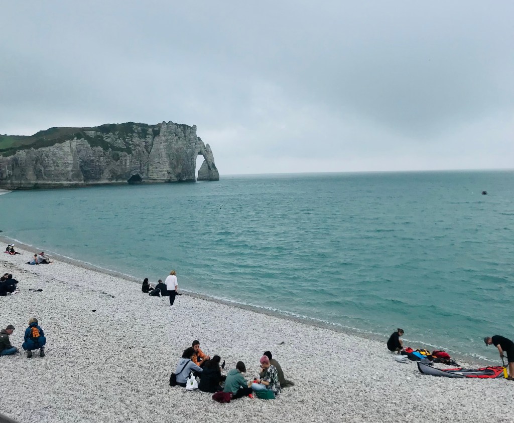 La spiaggia di Étretat, con vista sulle falesie - Étretat, Normandia, Francia