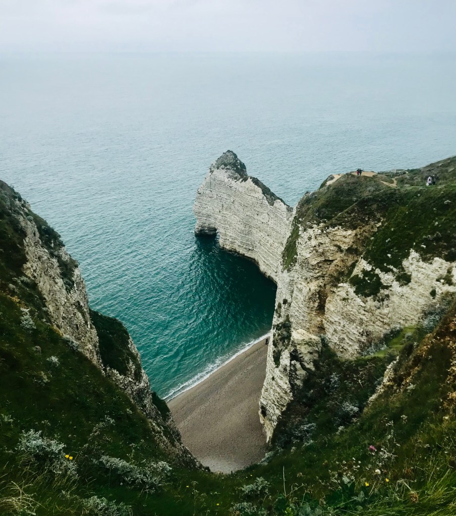 Vista dall'alto sulle falesie e le calette che si aprono tra esse - Étretat, Normandia, Francia