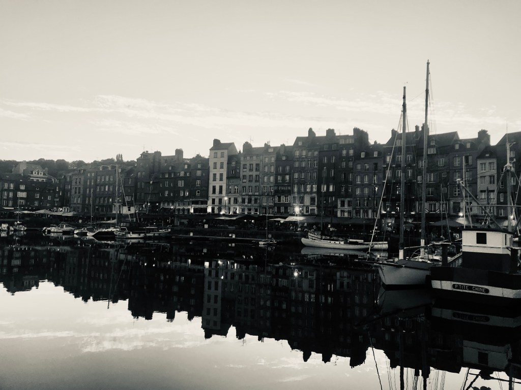 Le Vieux Bassin, il romantico porticciolo di Honfleur - Honfleur, Normandia, Francia
