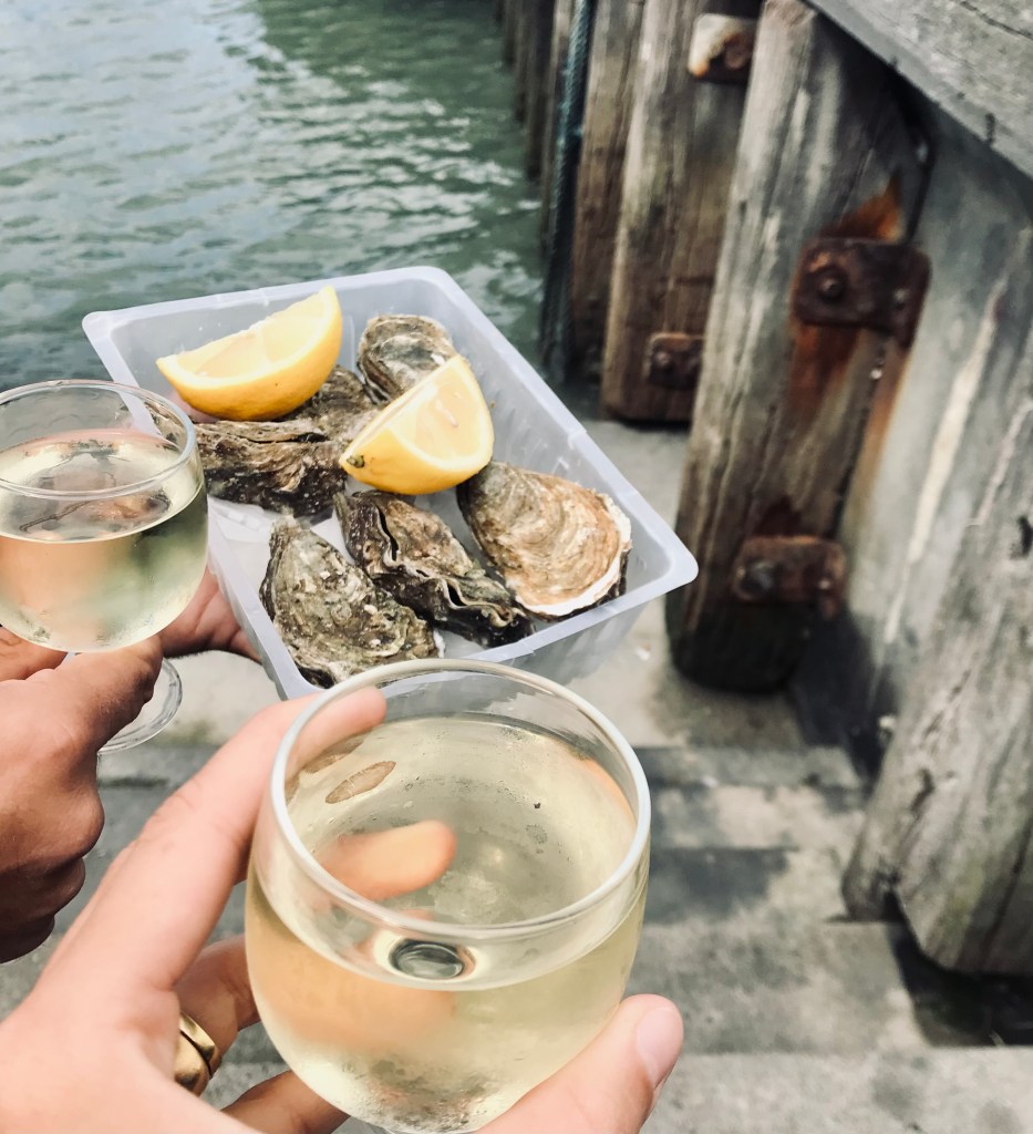 Ostriche fresche del mercato e un calice di vino bianco, la mia idea di felicità - Trouville-sur-Mer, Normandia, Francia