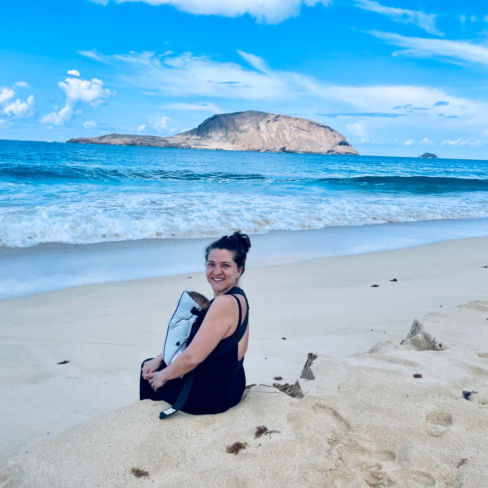 Mamma con neonata a Playa de las Conchas - La Graciosa, Isole Canarie, Spagna