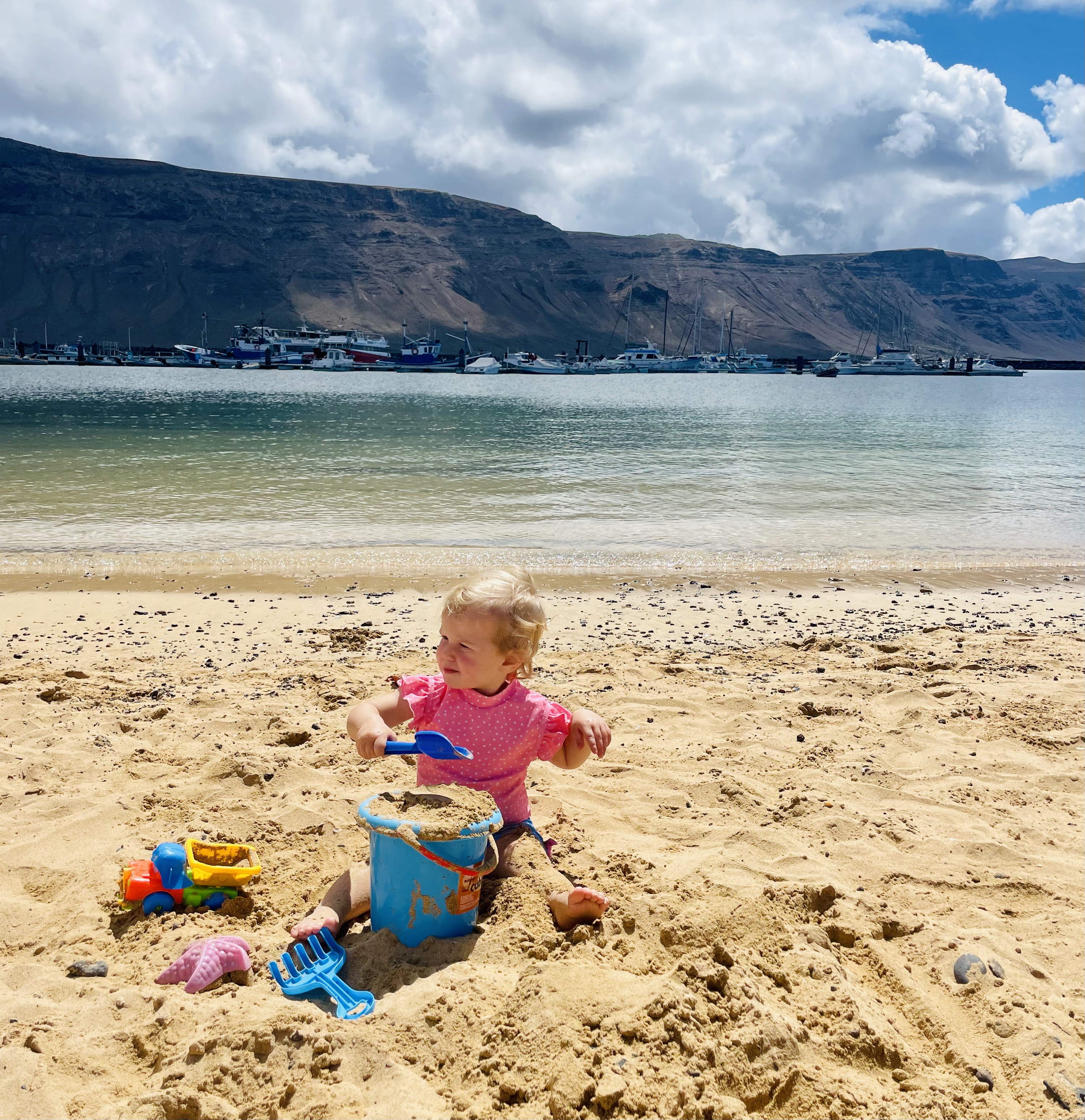 La spiaggia di Caleta de Sebo è perfetta per i bambini - La Graciosa, Isole Canarie, Spagna