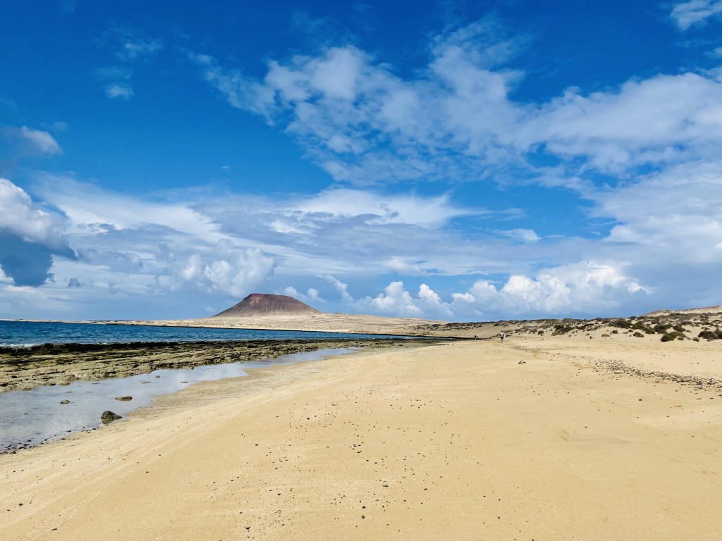 Vista sulla Montaña Amarilla da un sentiero - La Graciosa, Isole Canarie, Spagna