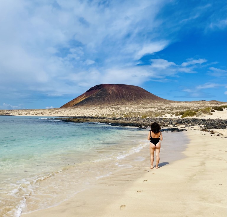 Donna in spiaggia a Playa Francesa -La Graciosa, Isole Canarie, Spagna
