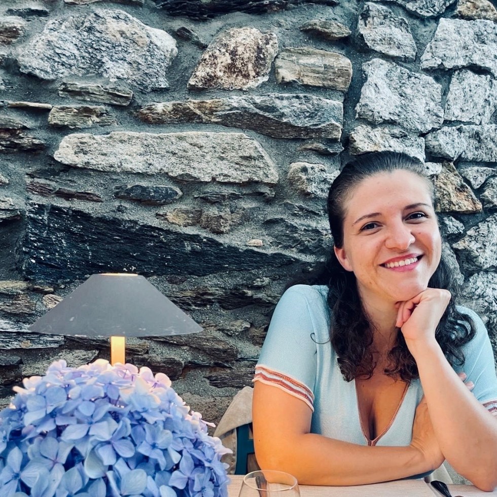 Donna felice in un ristorante del Varesotto - Lombardia, Italia