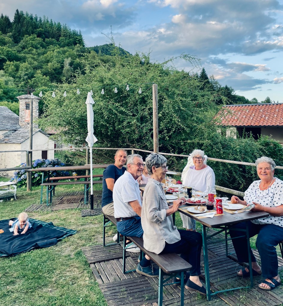 Cena in famiglia al ristorante Ristoro San Michele al Monte di Porto Valtravaglia - Varese, Lombardia, Italia