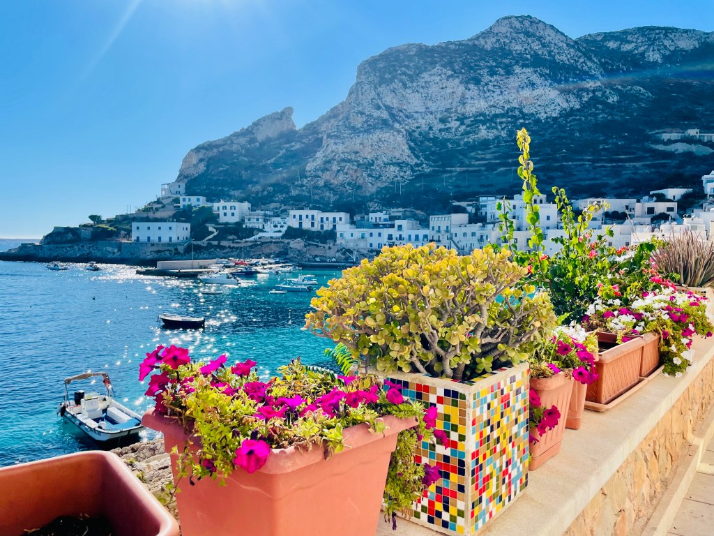 Una vista speciale e colorata sul paesino - Levanzo, Isole Egadi, Italia