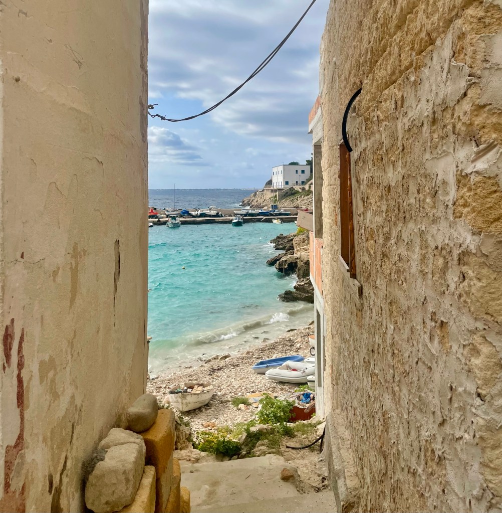 Scorcio su Cala Dogana dalle strade del paesino - Levanzo, Isole Egadi, Italia