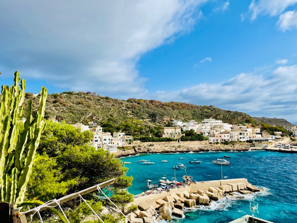 Scorcio sul paesino camminando verso Cala Faraglione - Levanzo, Isole Egadi, Italia