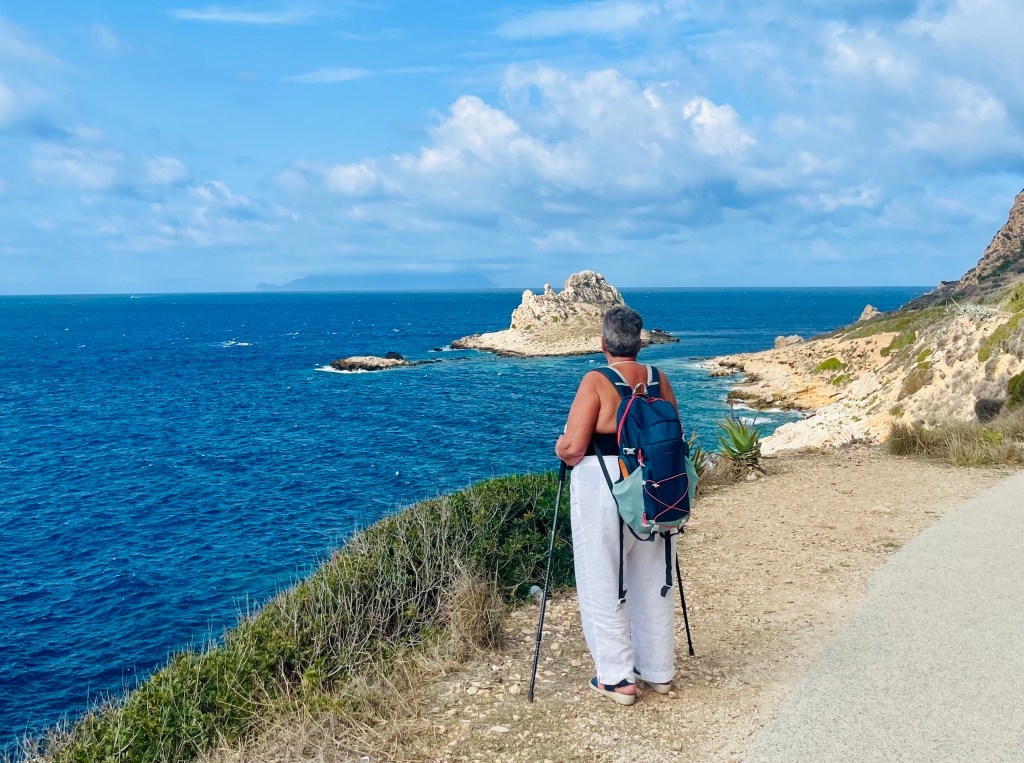 Vista su Cala Faraglione dalla strada panoramica - Levanzo, Isole Egadi, Italia