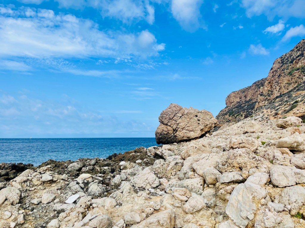 Scogli dalle forme più disparate a Cala Faraglione - Levanzo, Isole Egadi, Italia