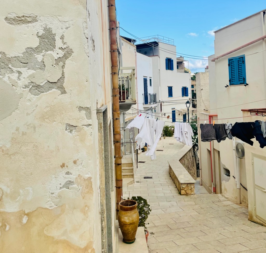 Panni stesi per le strade del paesino - Levanzo, Isole Egadi, Italia