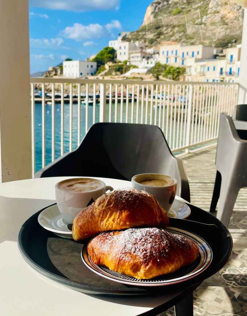 Cappuccino e brioche di un altro livello da Lella del Bar Romano - Levanzo, Isole Egadi, Italia