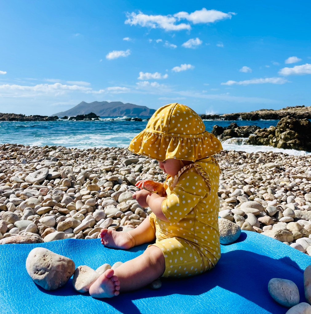 I ciottoli di Cala Faraglione sono un gioco perfetto per i più piccoli - Levanzo, Isole Egadi, Italia