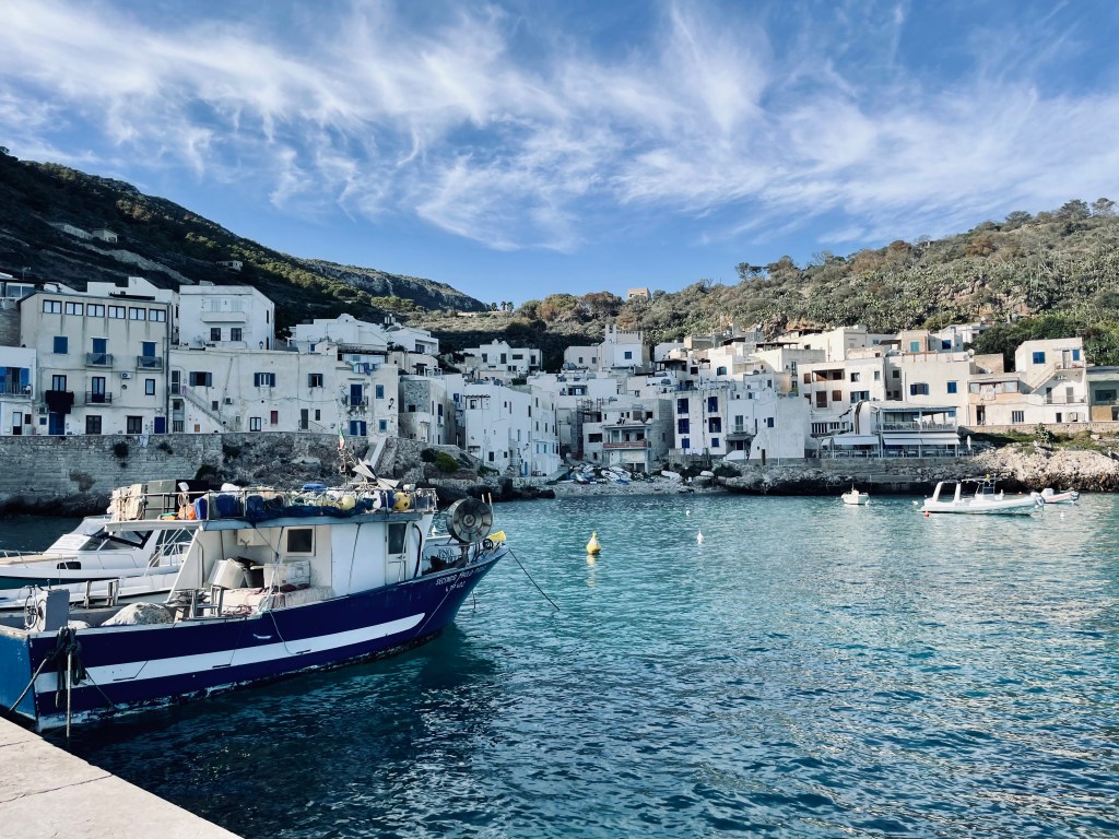 La magia di Cala Dogana nel tardo pomeriggio - Levanzo, Isole Egadi, Italia