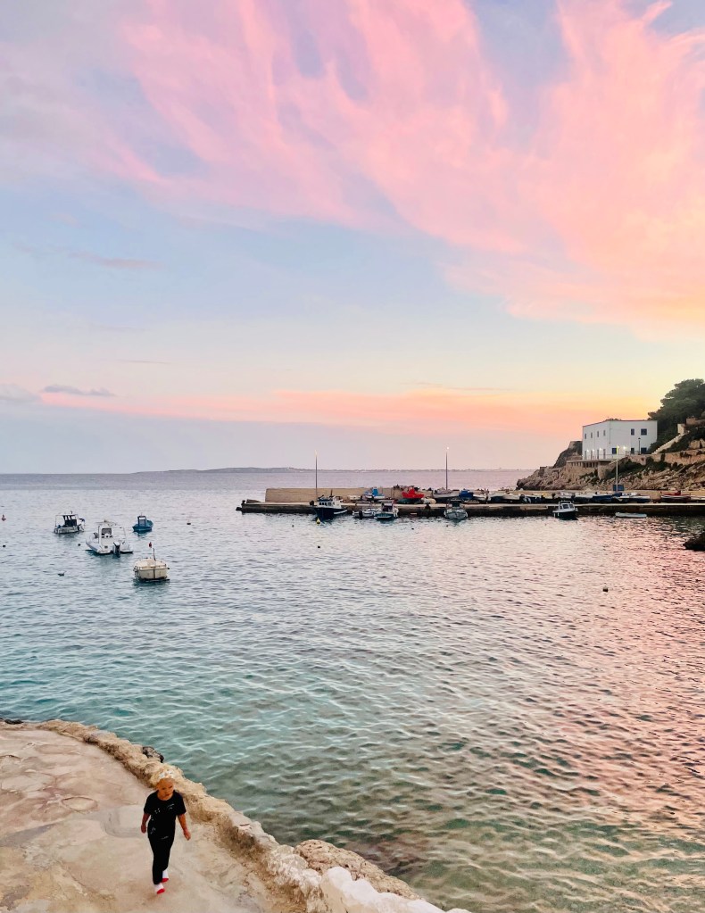 Tramonti rosa si aprono dalla Casetta del Pescatore di Cala Dogana - Levanzo, Isole Egadi, Italia