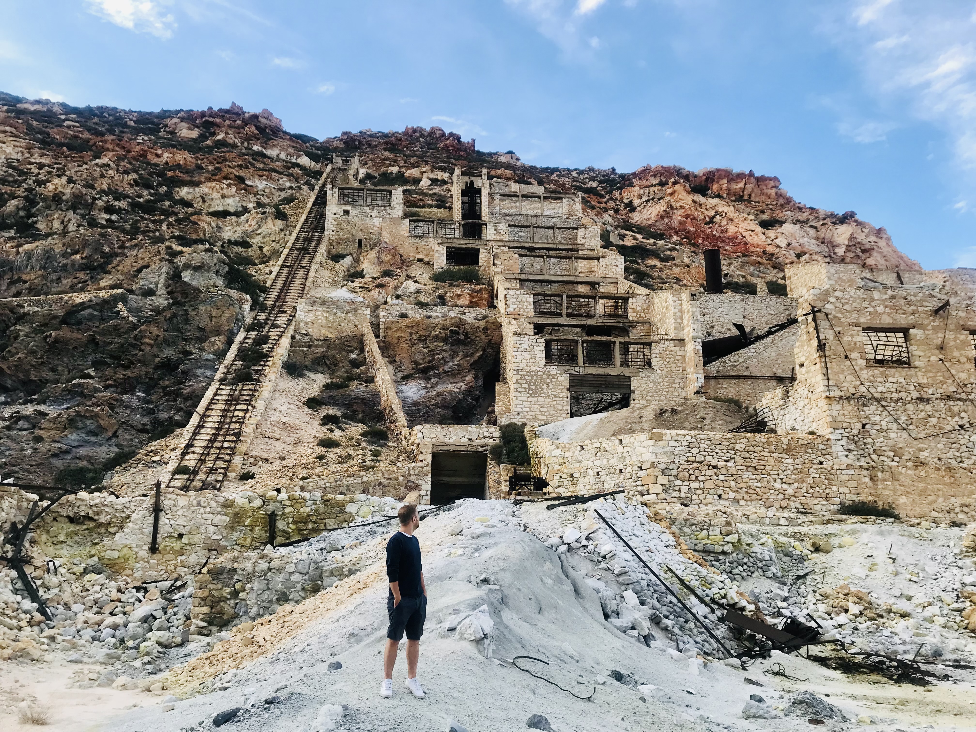 La miniera di zolfo abbandonata della spiaggia di Tiorichia - Milos, Isole Cicladi, Grecia
