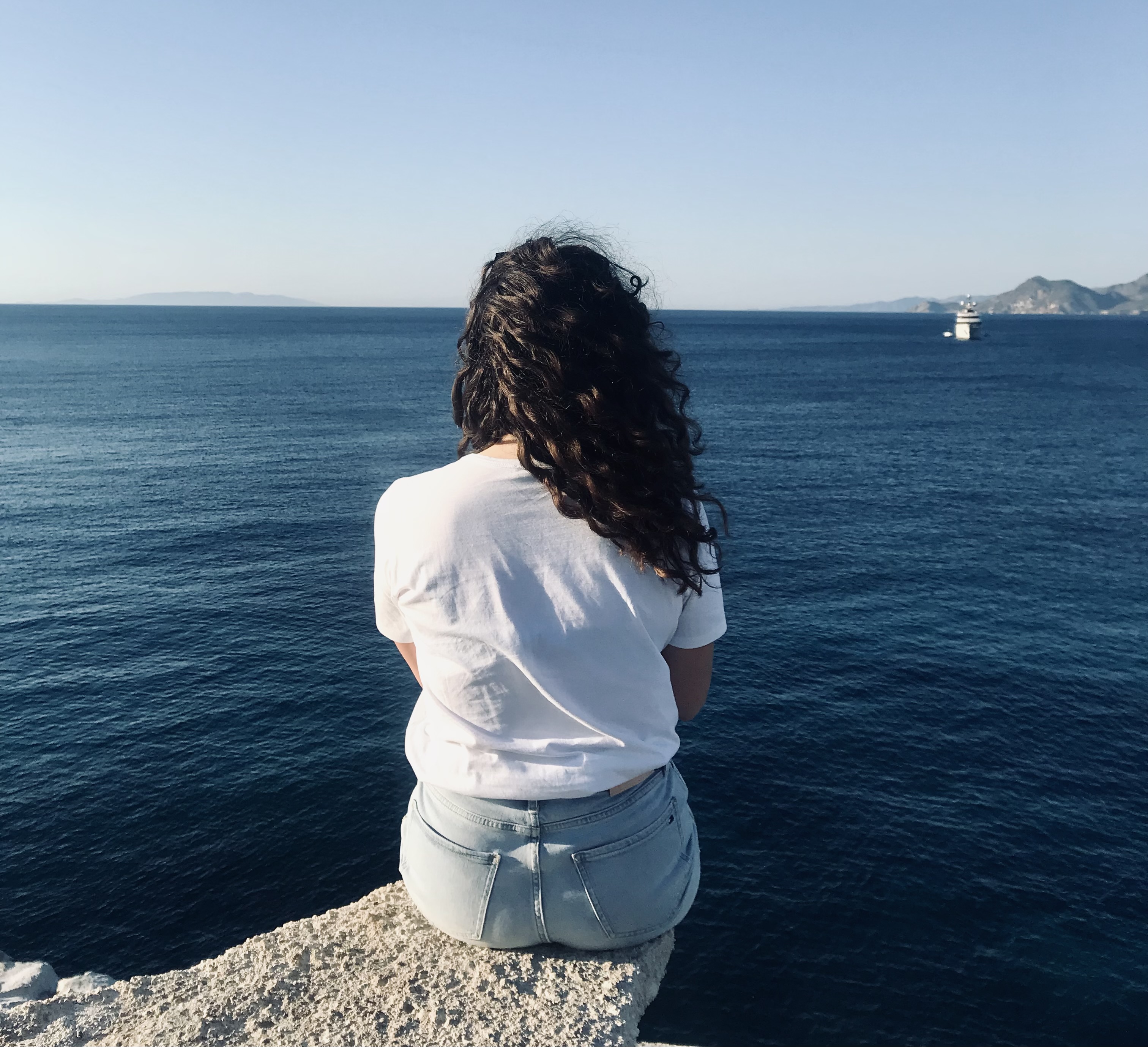 Ammirare il mare dalle scogliere di Sarakiniko - Milos, Isole Cicladi, Grecia