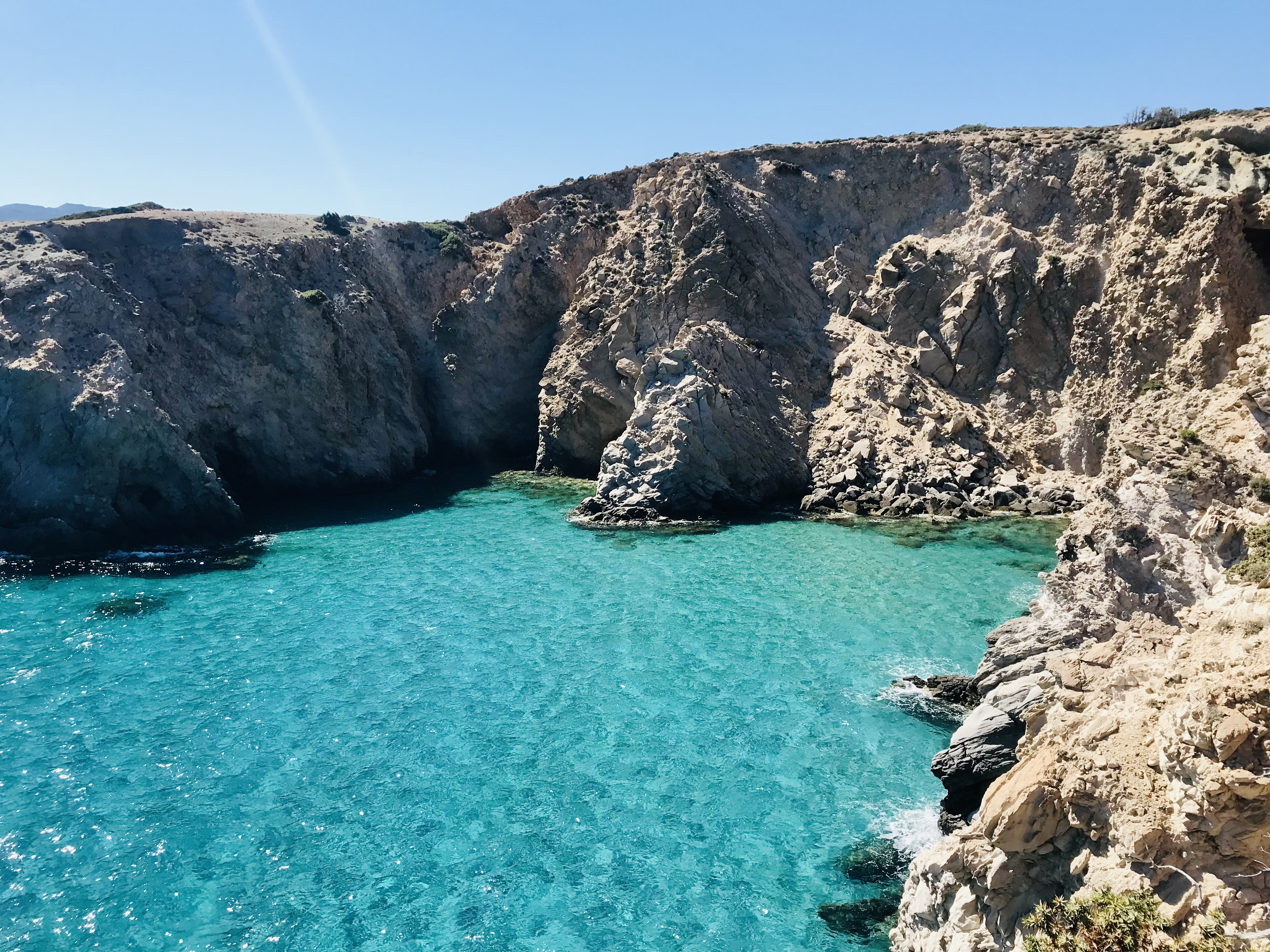 Il mare incredibile attorno alla spiaggia di Tsigrado - Milos, Isole Cicladi, Grecia