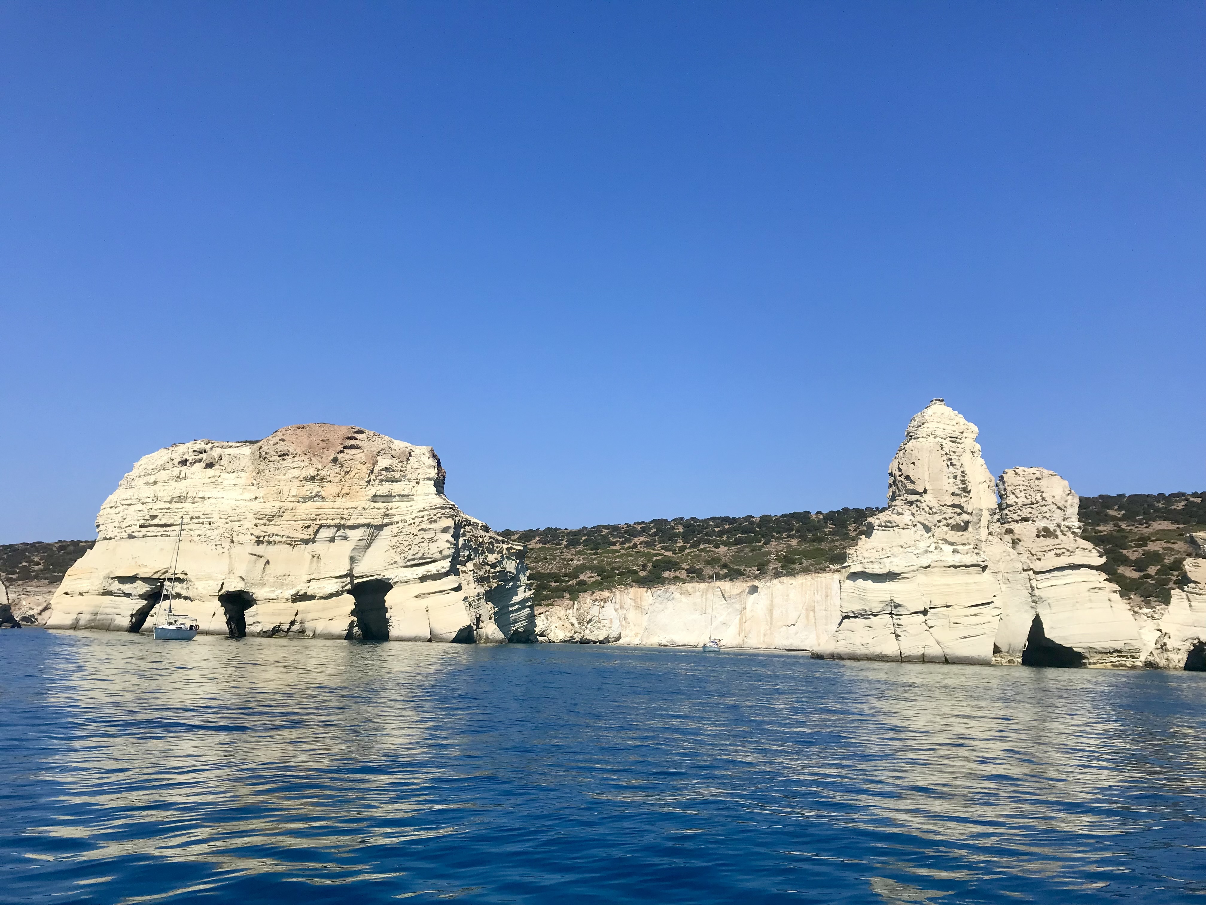 prendere il sole in barca durante l'escursione a Kleftiko - Milos, Isole Cicladi, Grecia