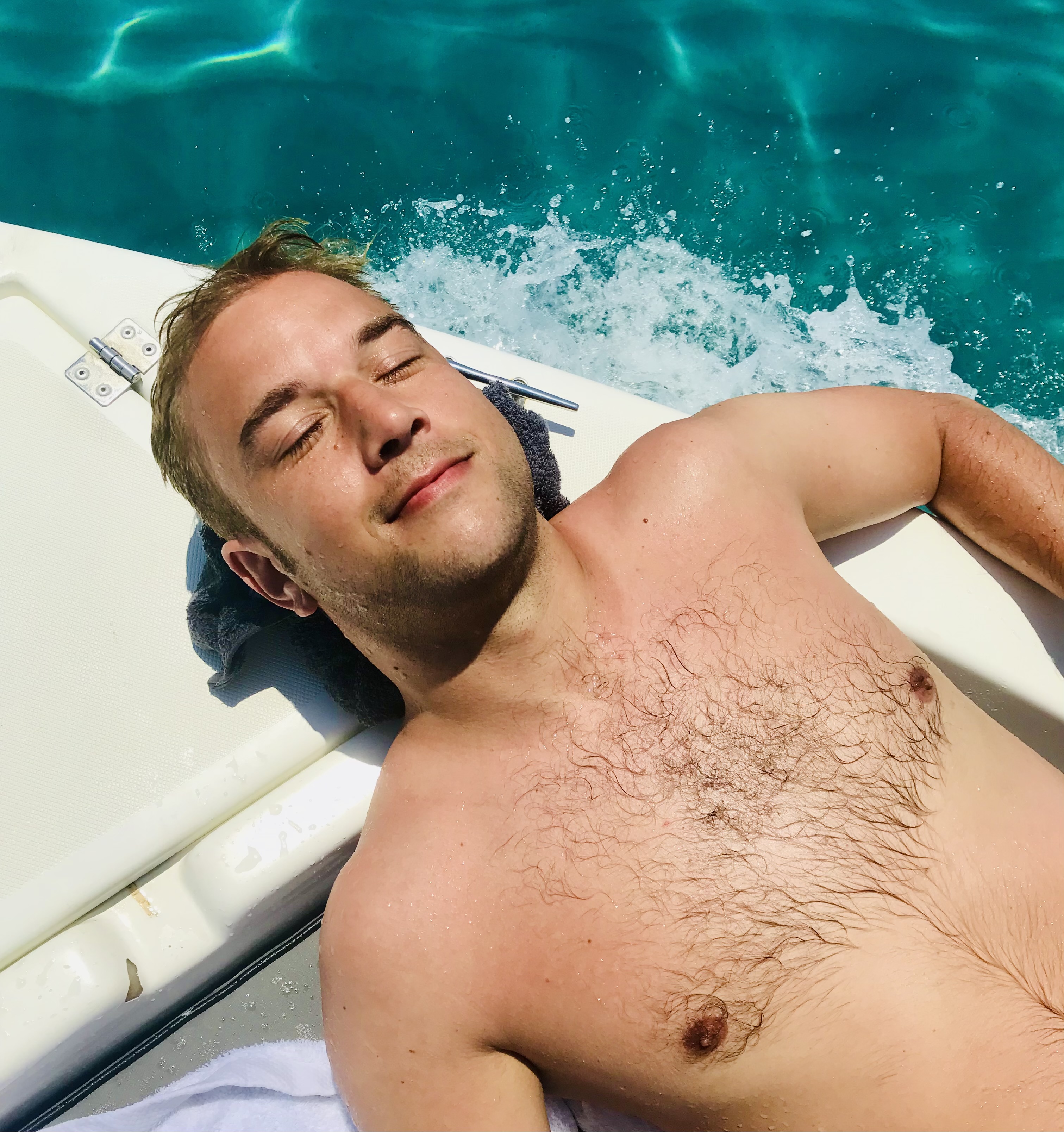 prendere il sole in barca durante l'escursione a Kleftiko - Milos, Isole Cicladi, Grecia