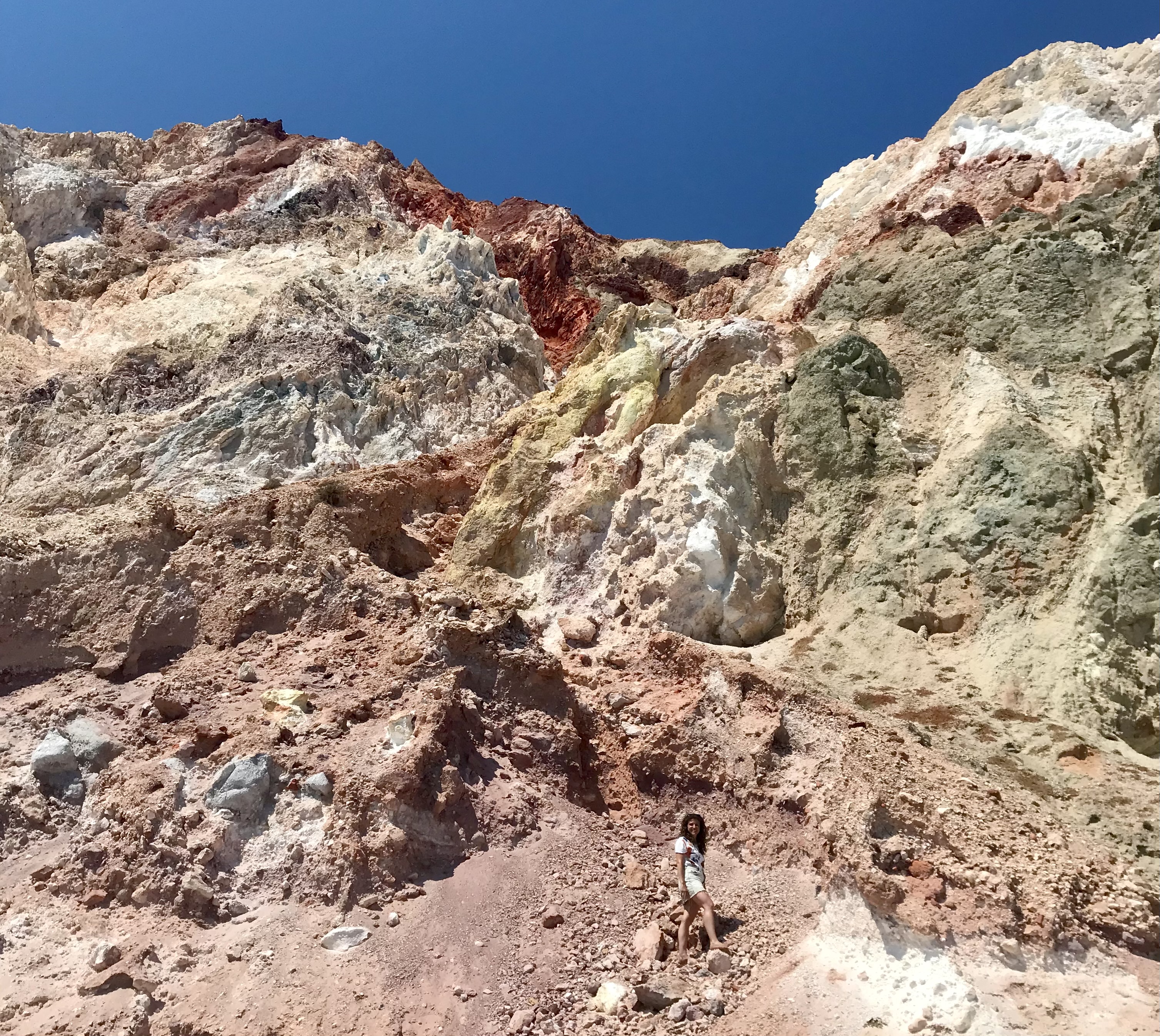 Rocce coloratissime alla spiaggia di Fyriplaka - Milos, Isole Cicladi, Grecia