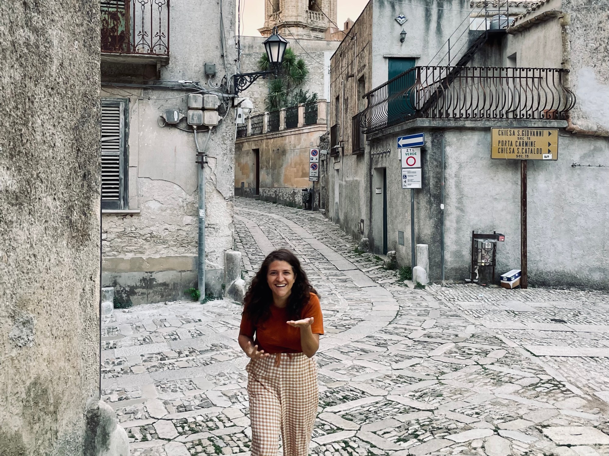Passeggiare per le viuzze del centro storico di Erice - Trapani, Sicilia, Italia