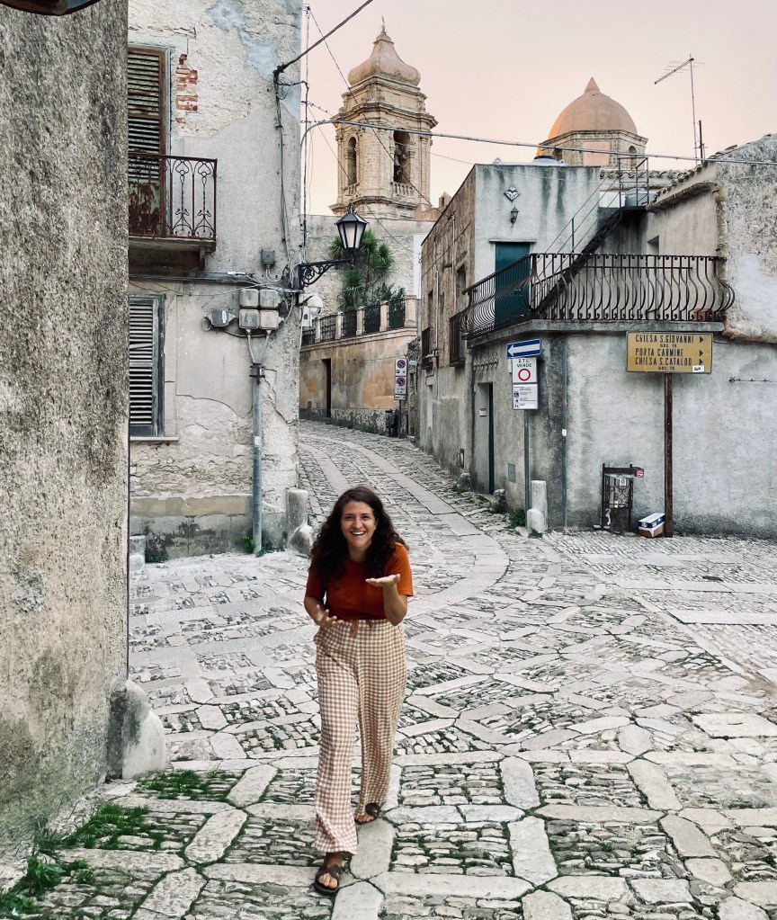 Passeggiare per le viuzze del centro storico di Erice - Trapani, Sicilia, Italia