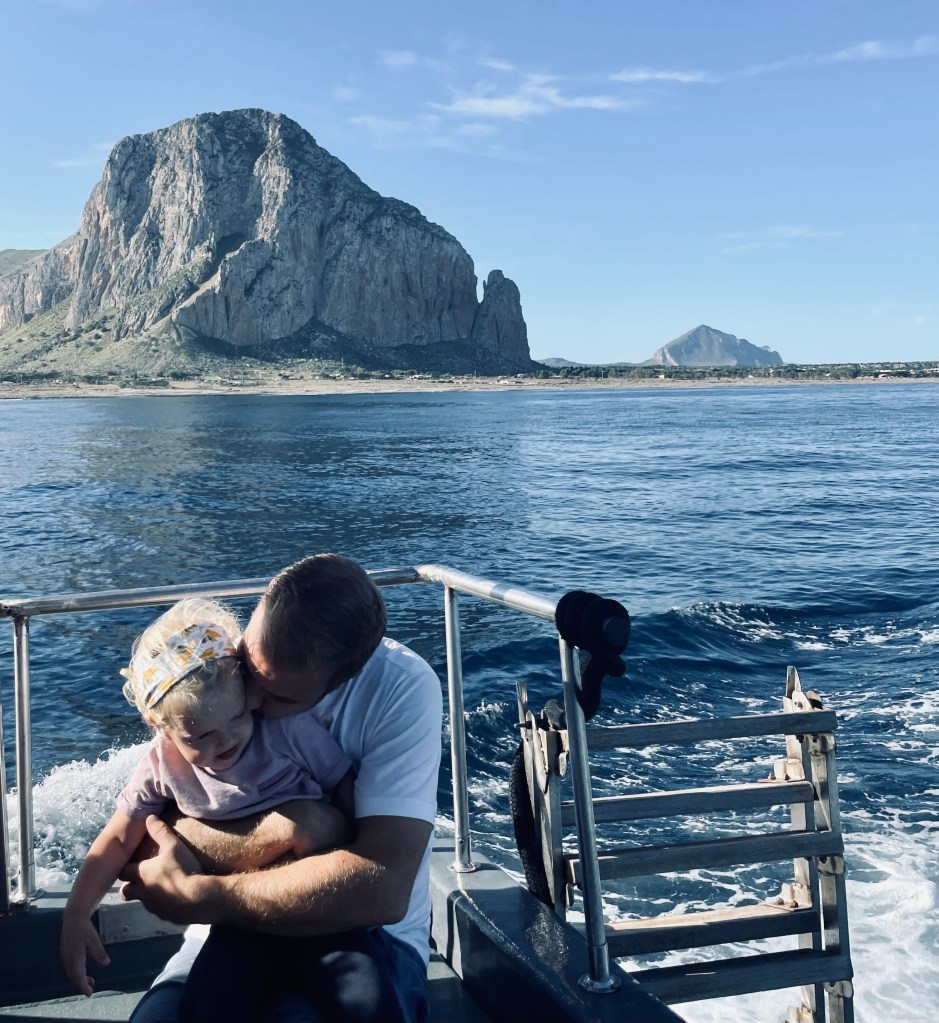Papà e figlia durante una gita in barca alla Riserva naturale orientata dello Zingaro - Trapani, Sicilia, Italia
