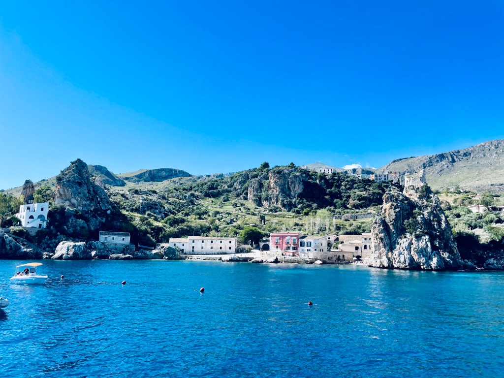 Il paesino di Scopello visto dalla barca - Trapani, Sicilia, Italia