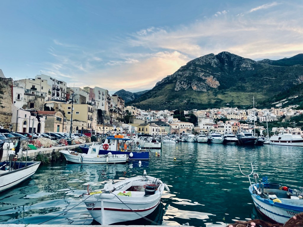 Il porticciolo di Castellammare del Golfo, un dipinto - Trapani, Sicilia, Italia