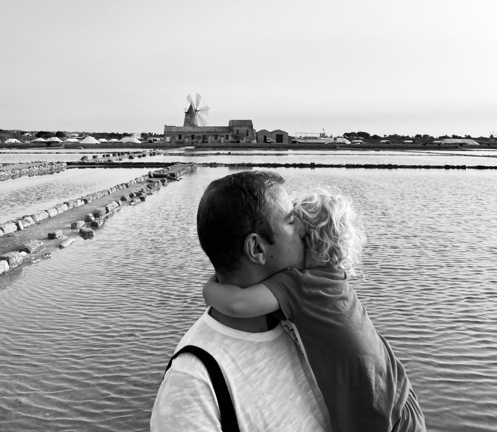 Papà e figlia alle saline di Marsala - Trapani, Sicilia, Italia