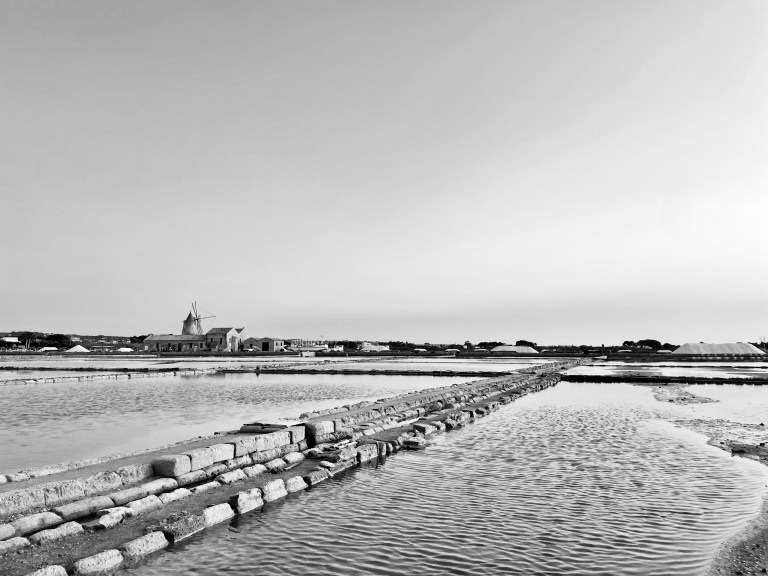 Vista sul mulino alle saline Ettore e Infersa - Trapani, Sicilia, Italia