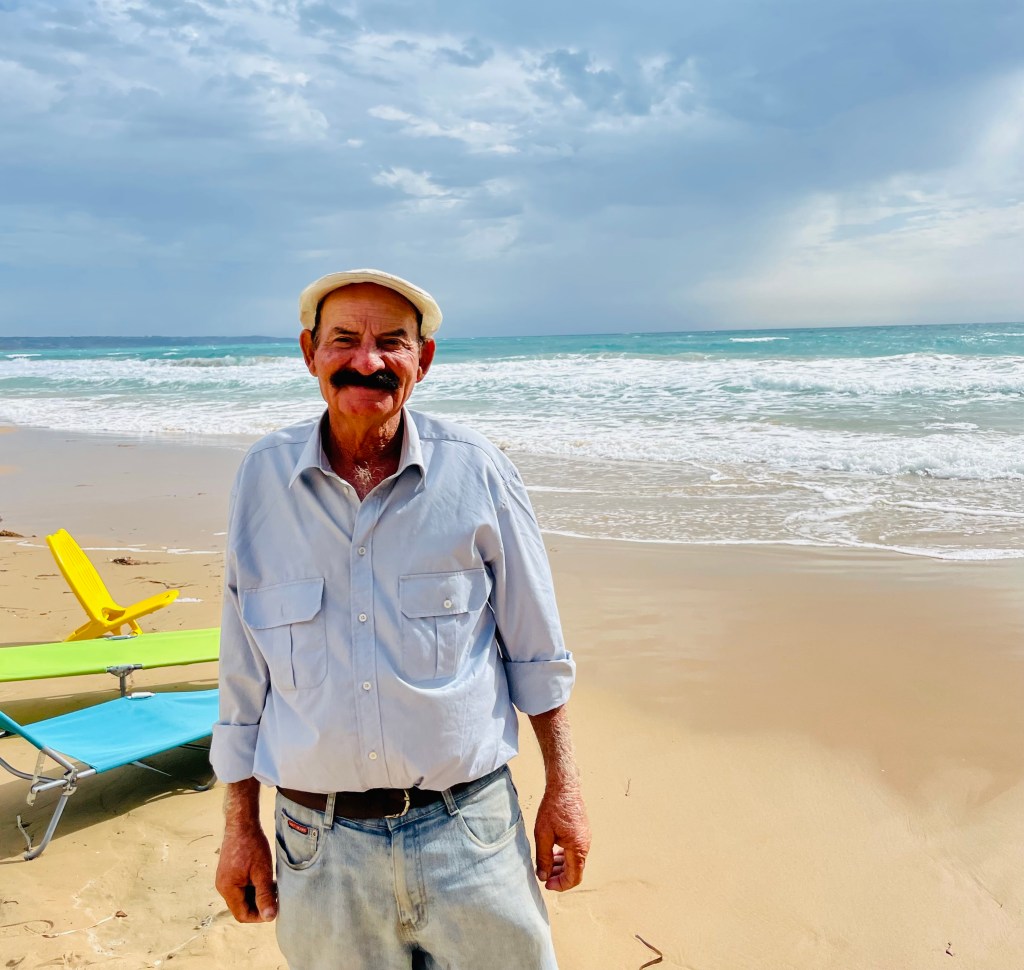 Signore tipico siciliano in spiaggia - Sicilia, Italia