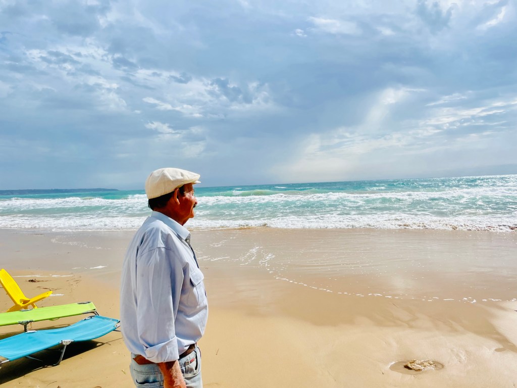 Pastore siciliano mentre guarda il mare - Sicilia, Italia