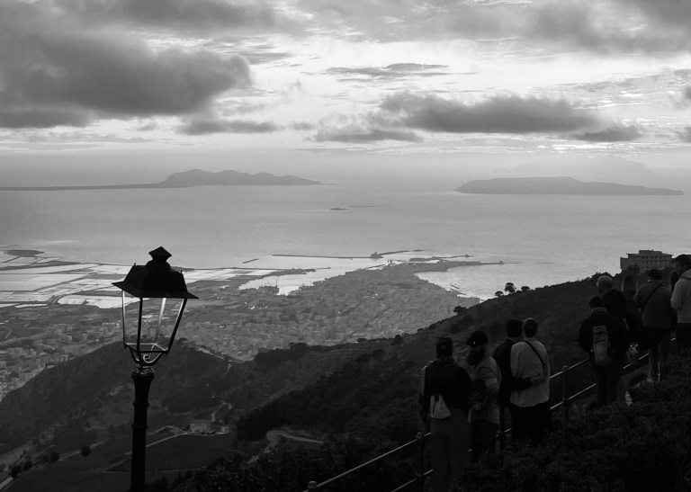 La splendida vista su Trapani, le saline e le isole Egadi dal Castello di Venere di Erice - Trapani, Sicilia, Italia