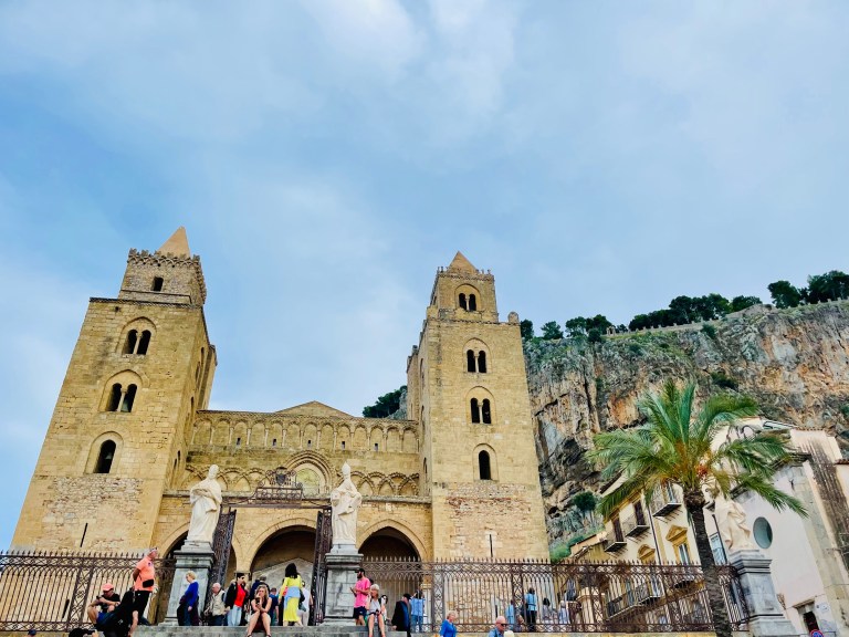 Il Duomo di Cefalù e, sullo sfondo, la Rocca - Palermo, Sicilia, Italia