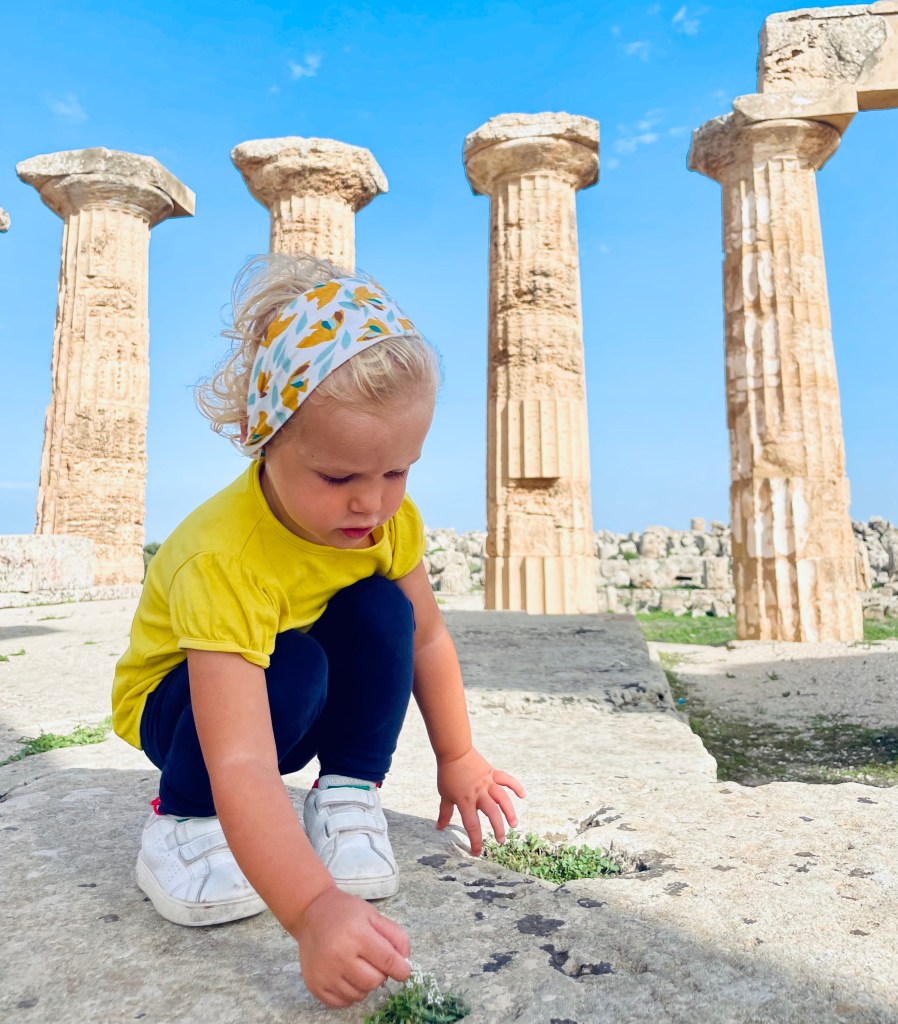 Giocare tra le colonne di templi antichissimi - Selinunte, Sicilia, Italia