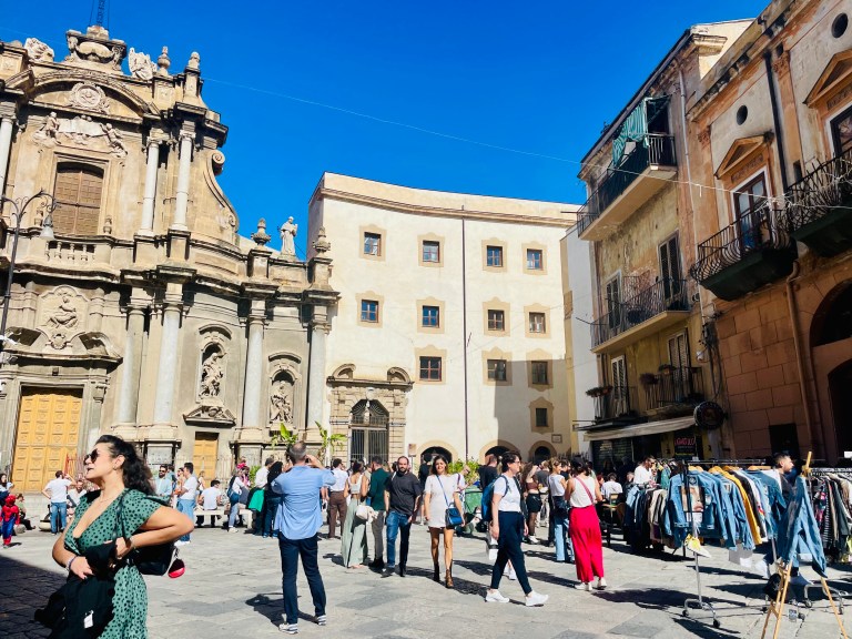 Mercatino delle pulci della domenica in una piazza - Palermo, Sicilia, Italia