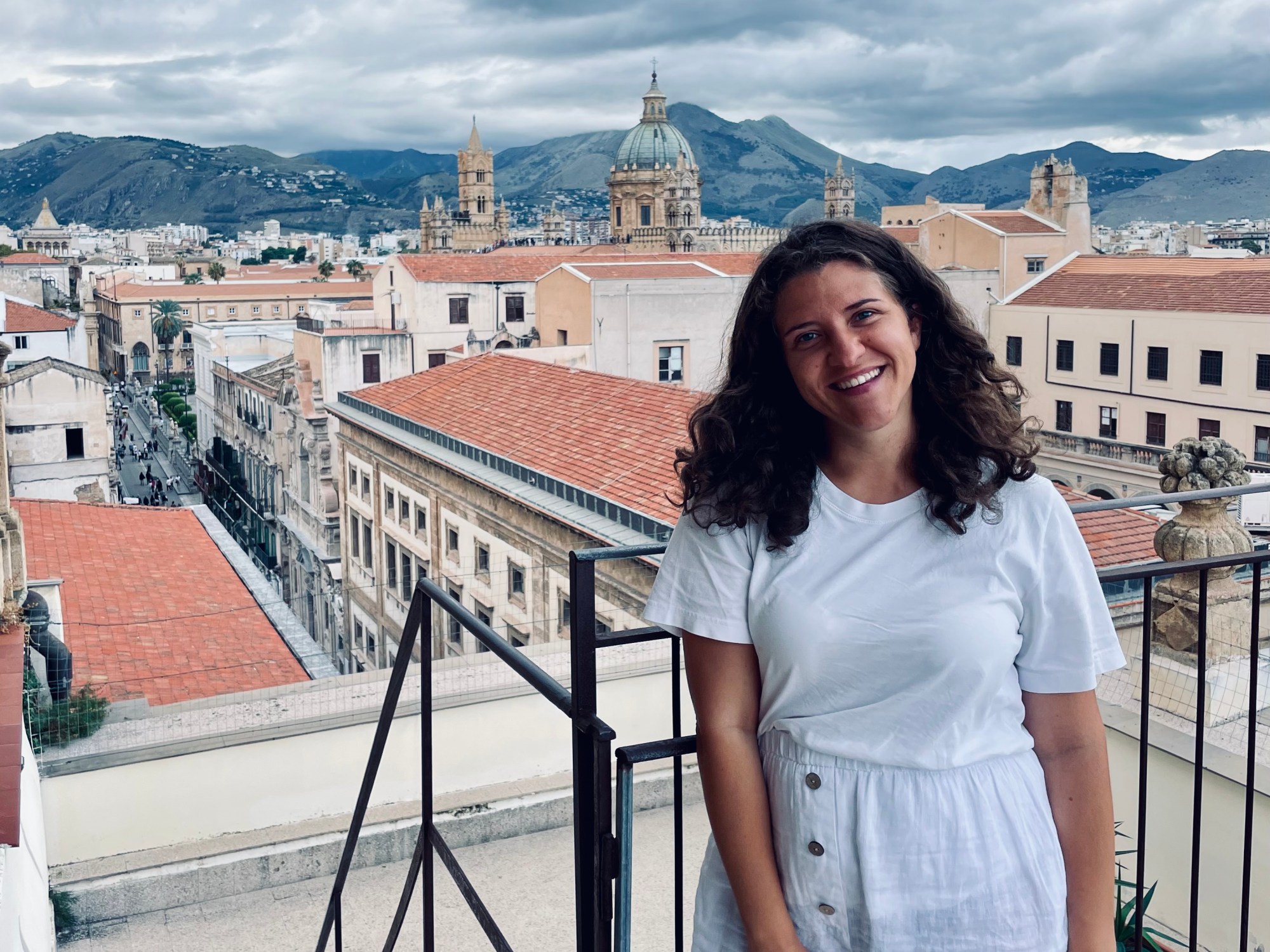 Donna sorridente mentre guarda Palermo dall'alto - Palermo, Sicilia, Italia
