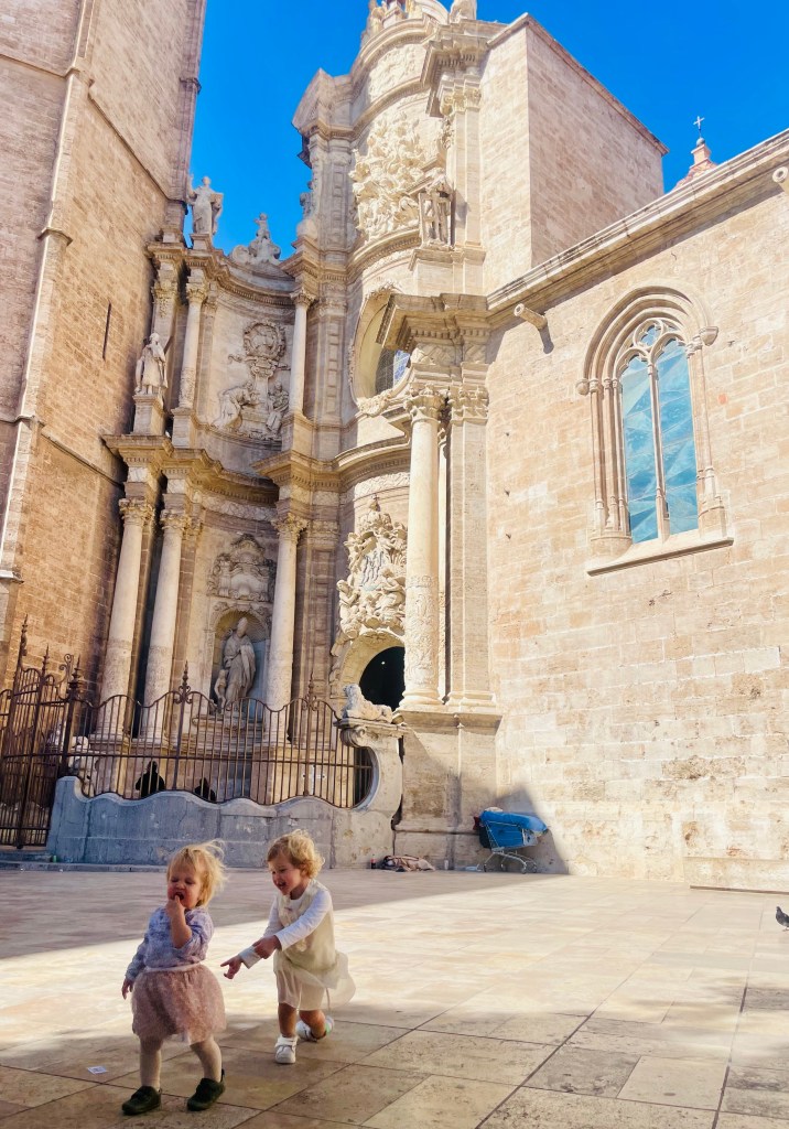 Due bimbe piccole alla Cattedrale -Valencia, Spagna