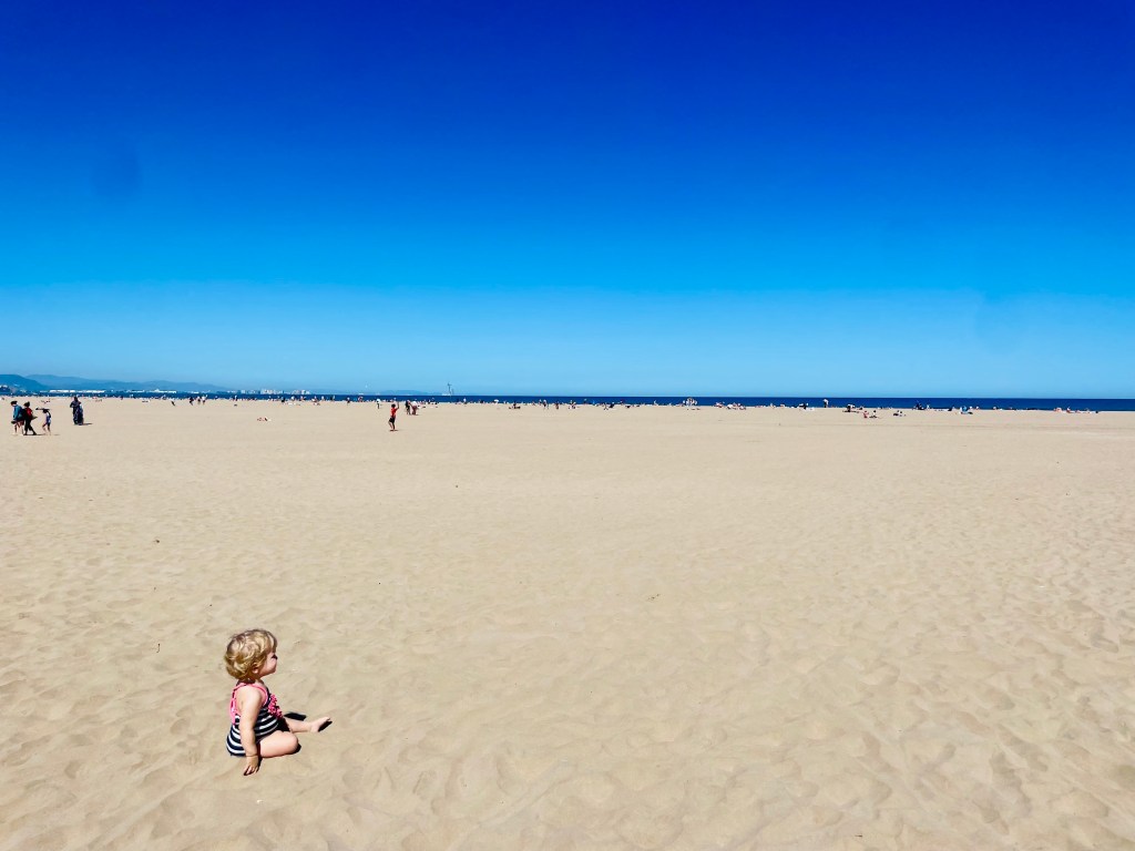 Una bambina piccola sulla spiaggia Platja del Cabanyal - Valencia, Spagna