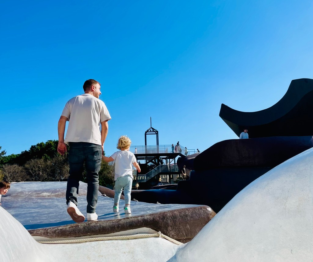 Bambina con il suo papà al Parco Gulliver - Valencia, Spagna